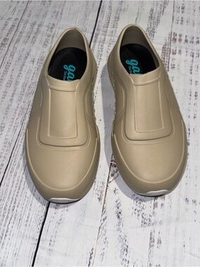 Gales The Standing Shie Slip-On Women’s Comfort Sneakers in Beige